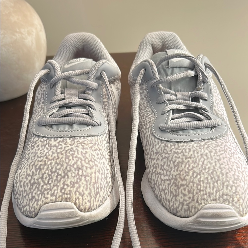 Women’s Nike Gray Patterned Sneakers